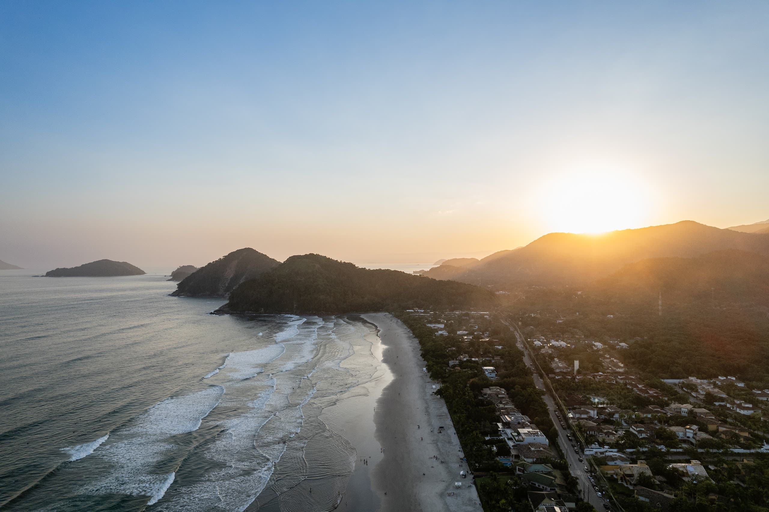 Vista aérea da enseada da Praia da Baleia ao pôr do sol