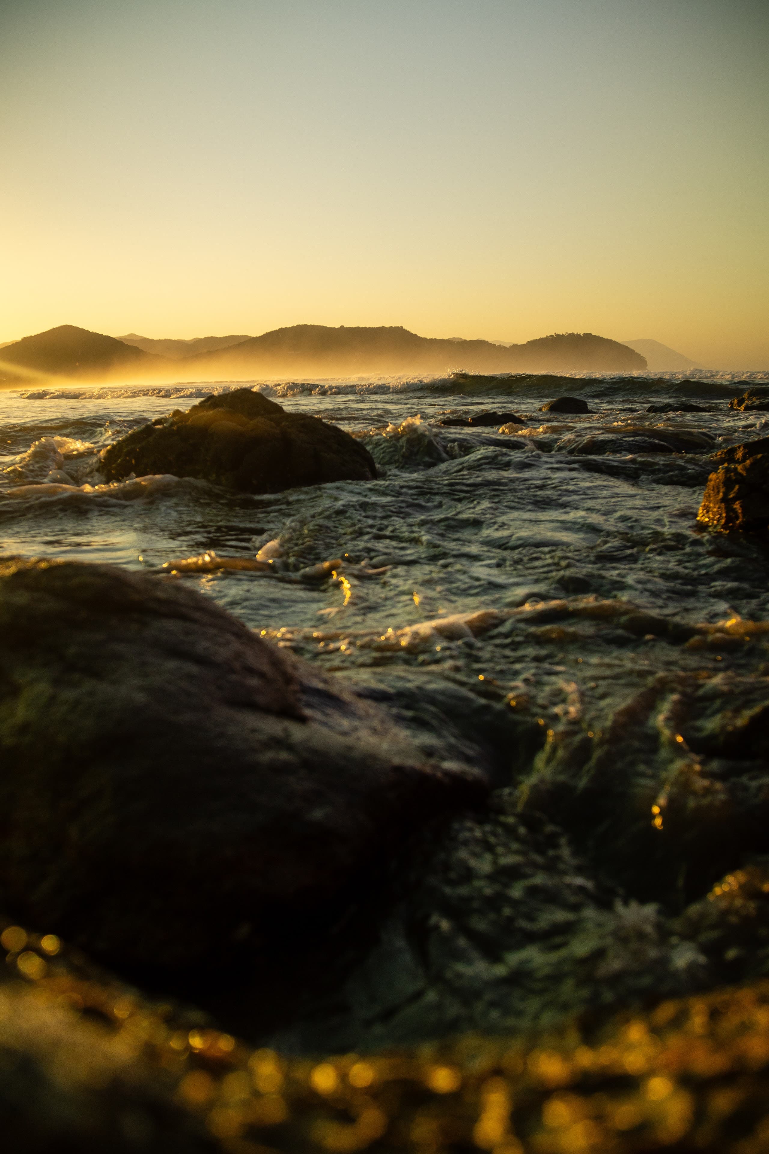Pedras na arrebentação ao amanhecer