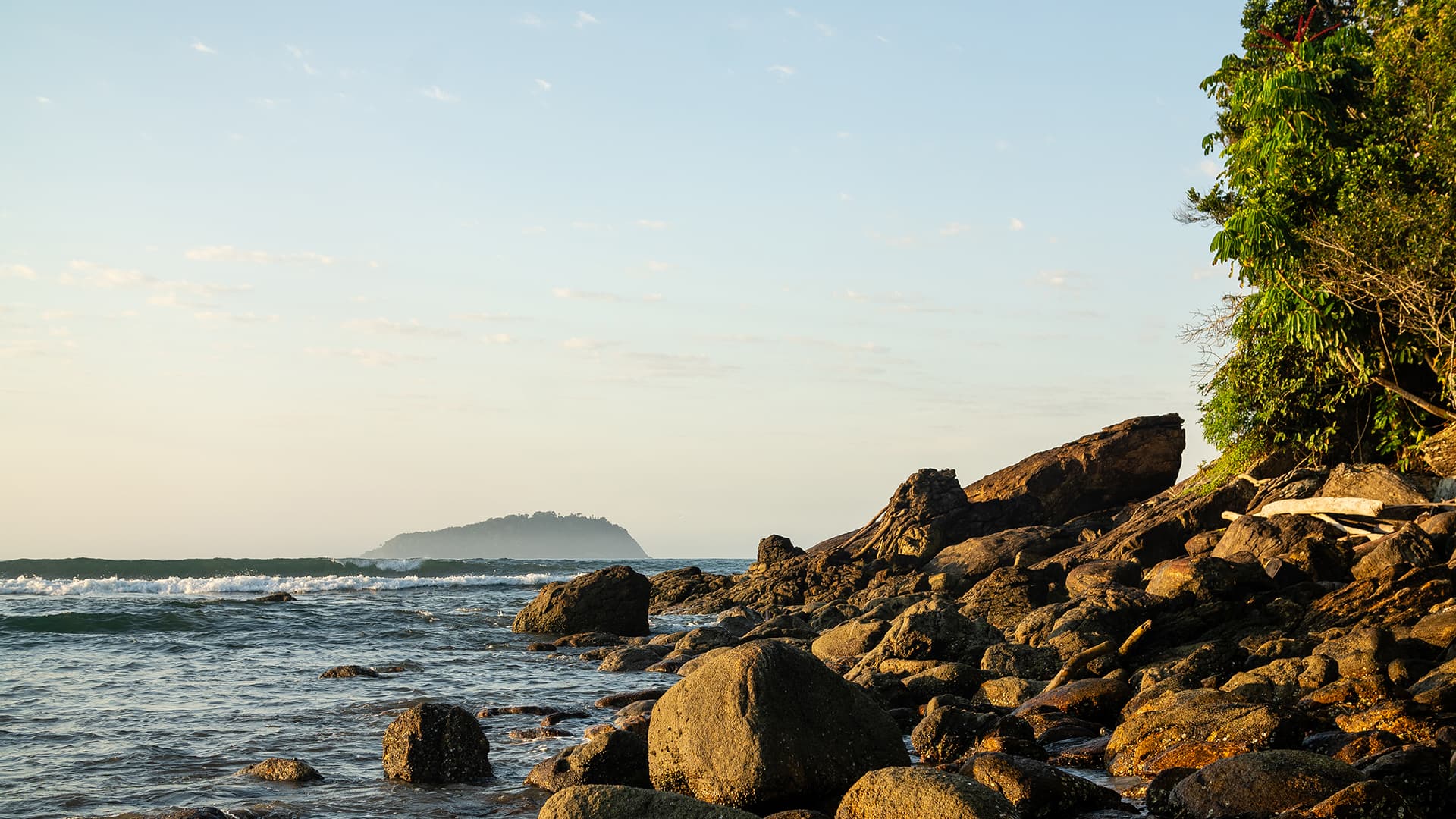 Praia da Baleia, onde o Aram está implantado